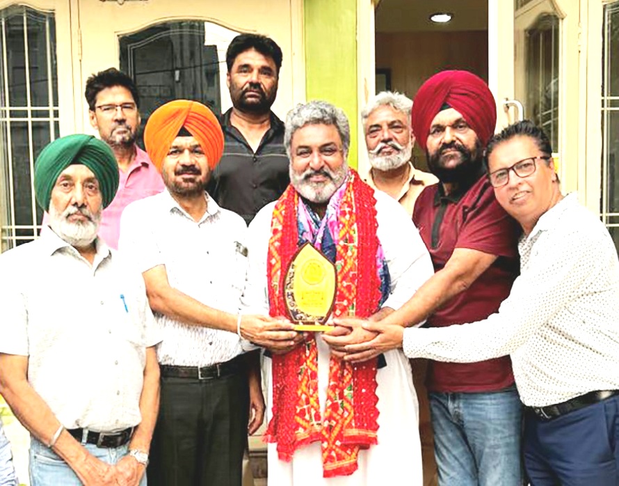 ਸੱਭਿਆਚਾਰਕ ਸੱਥ ਪੰਜਾਬ ਵਲੋਂ ਉੱਘੇ ਫਿਲਮਕਾਰ ਹੋਬੀ ਧਾਲੀਵਾਲ ਦਾ ਸਨਮਾਨ